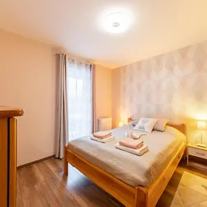 Center Budget Inside Free Parking Self Check-in Free Streaming Ac Balcony Apartman
